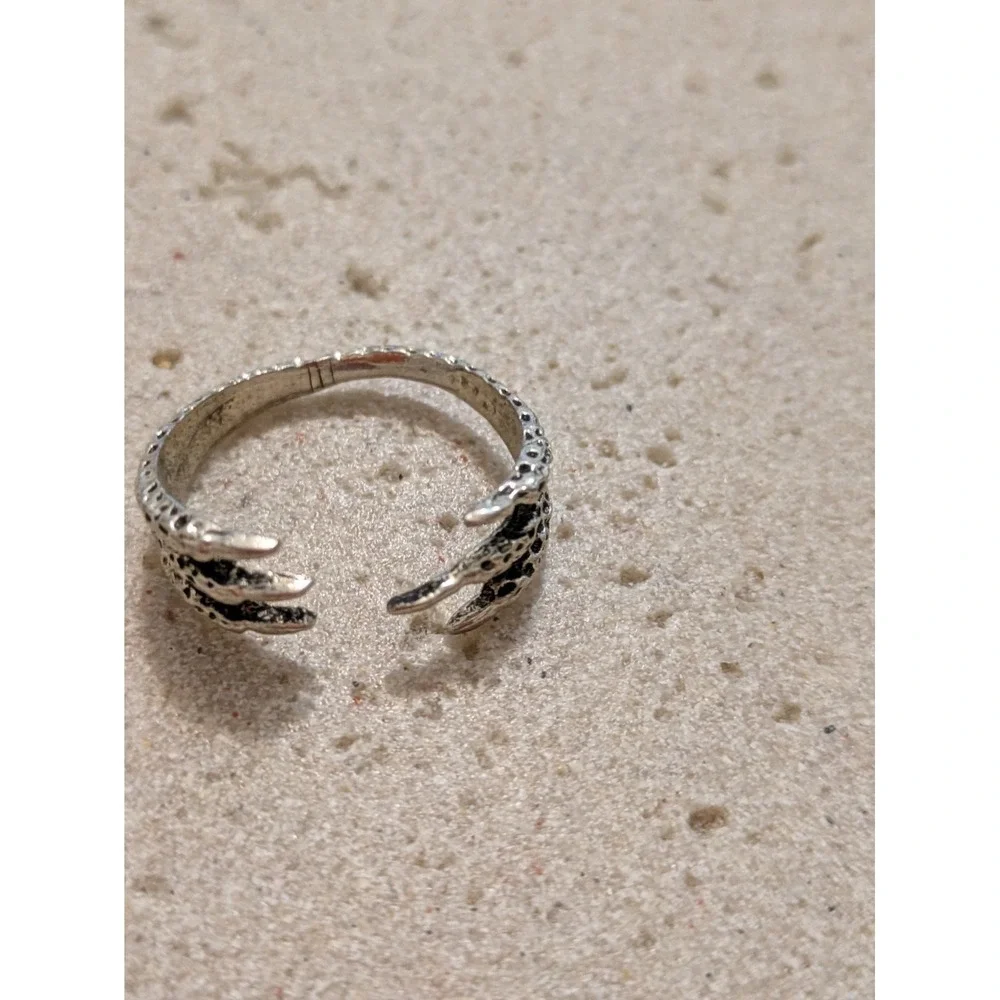 Bird Claw Ring Size 8 In Silver Tone Novelty Whimsical Gothic